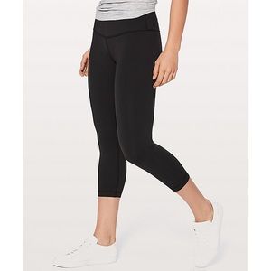 Lululemon Wunder Under crops